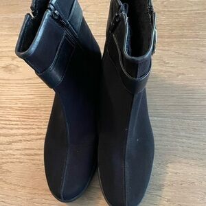Stuart Weitzman ankle boots in black suede size 8